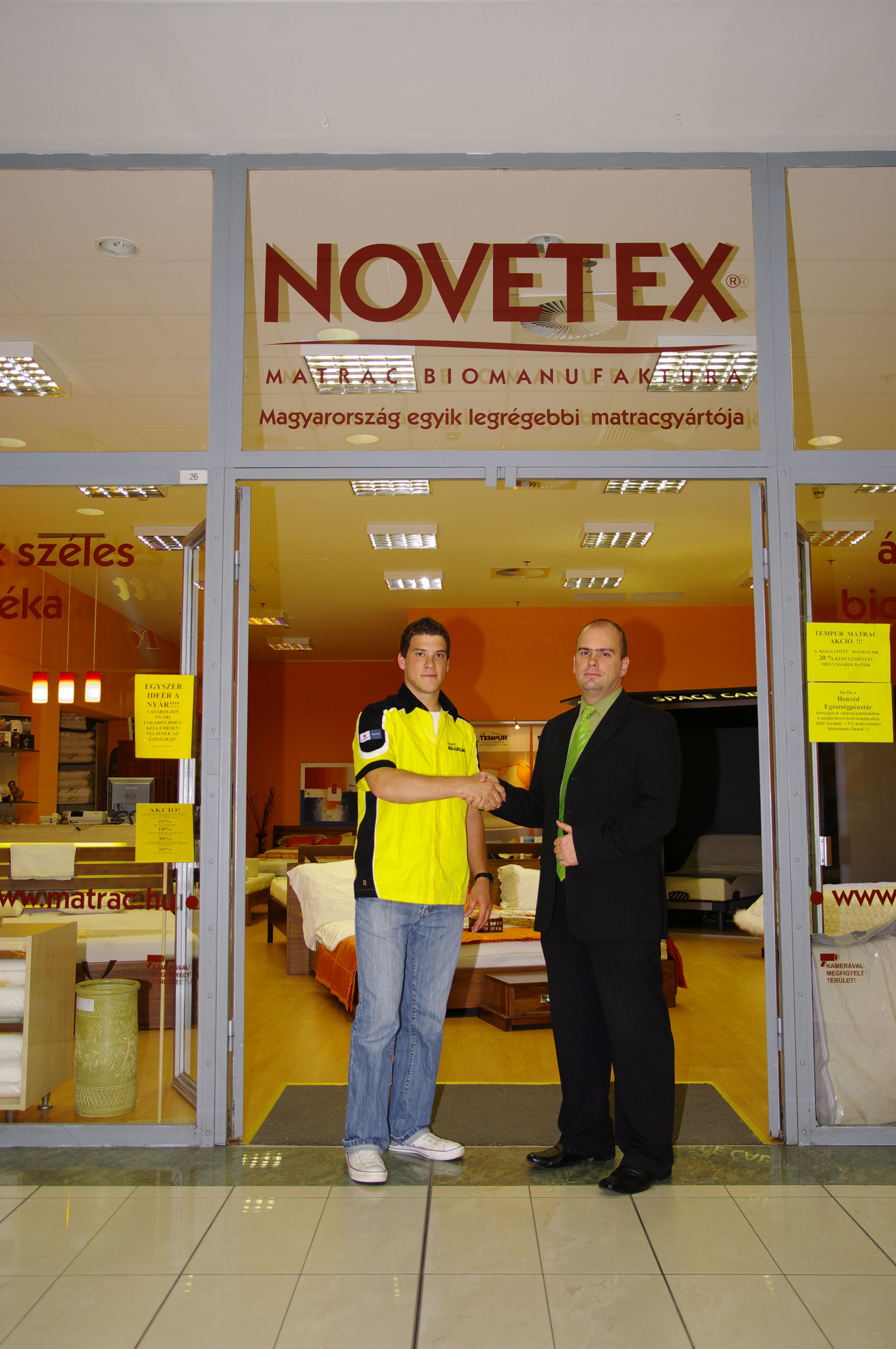 Lécz Gergely Motocross Bajnok és Pálinkás Ákos a NOVETEX MATRAC Kft. Ügyvezető igazgatója az új szponzori megállapodáson.