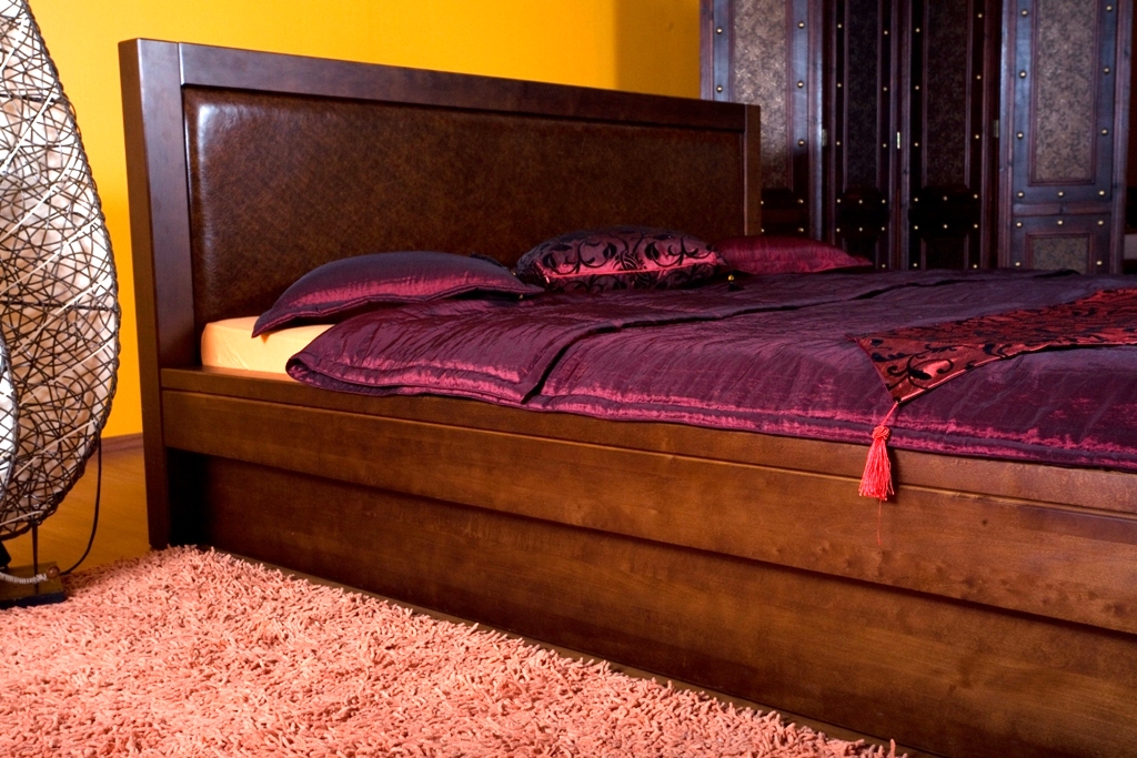 Florida ágy  - tömör fa ágykeret - franciaágy bőrbetéttel, komód, éjjeliszekrény