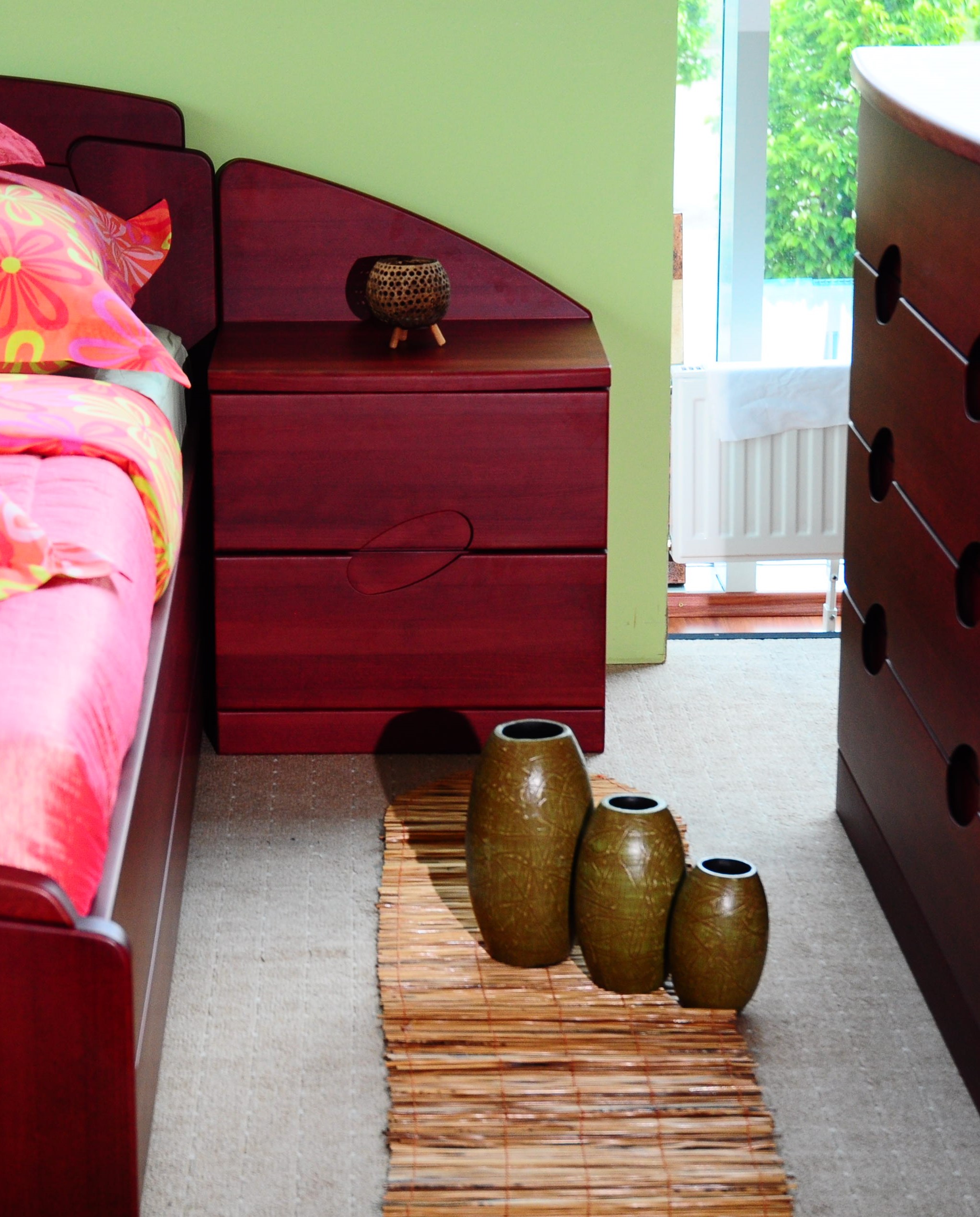 Alaszka ágy - tömörfa ágykeret - éjjeliszekrény, komód, hálószobabútor - NOVETEX matrac